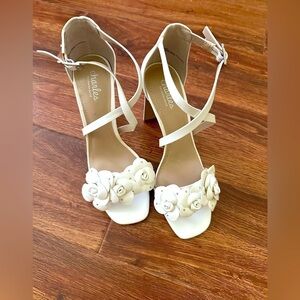NWOT Charles By Charles David White Floral Heels